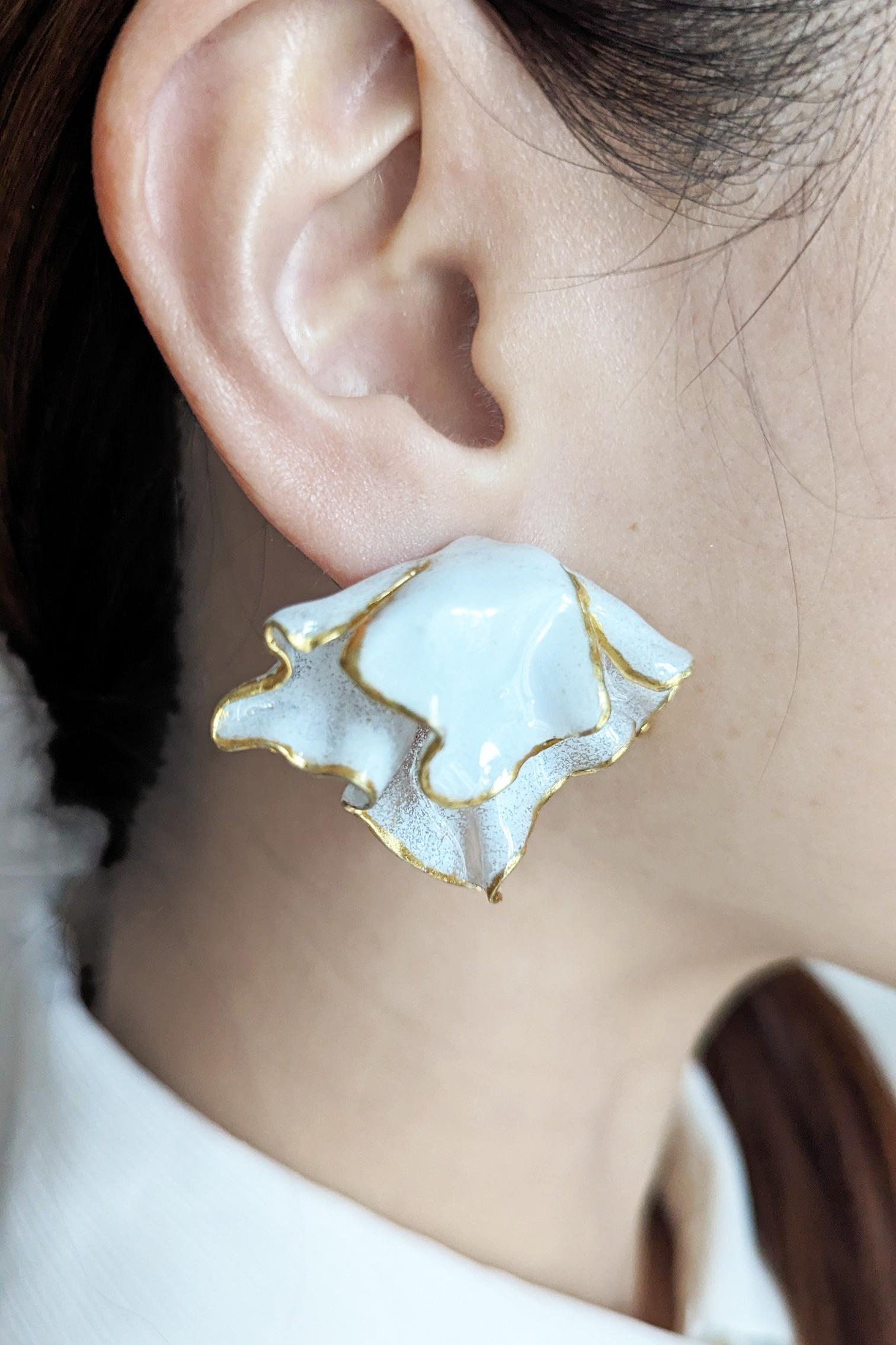 Fish Fin Flowers Earrings (White)